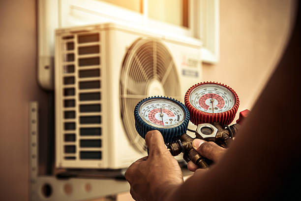 Professional Hvac technician working in Saint Amant, LA